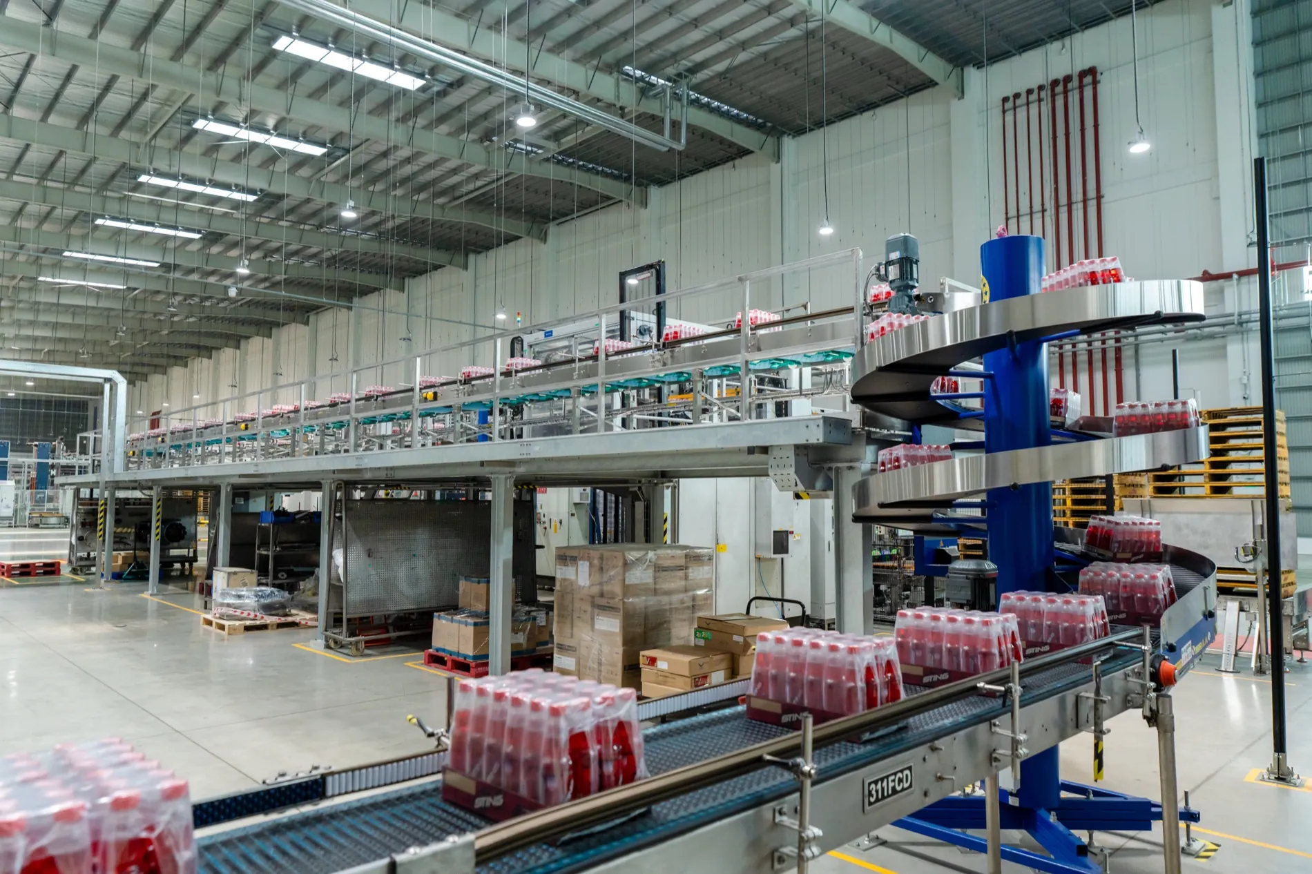 Dây chuyền băng tải xoắn ốc vận chuyển sản phẩm tại Nhà máy Suntory PepsiCo Long An
