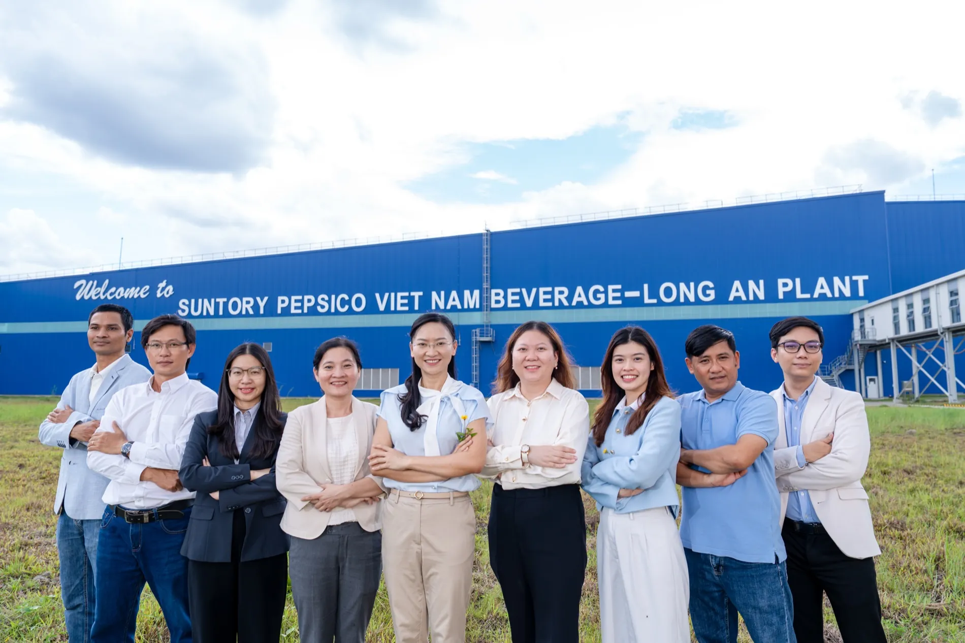 Bà Trần Thị Ngọc Lành cùng đội ngũ lãnh đạo chuỗi cung ứng trước Nhà máy Suntory PepsiCo Long An