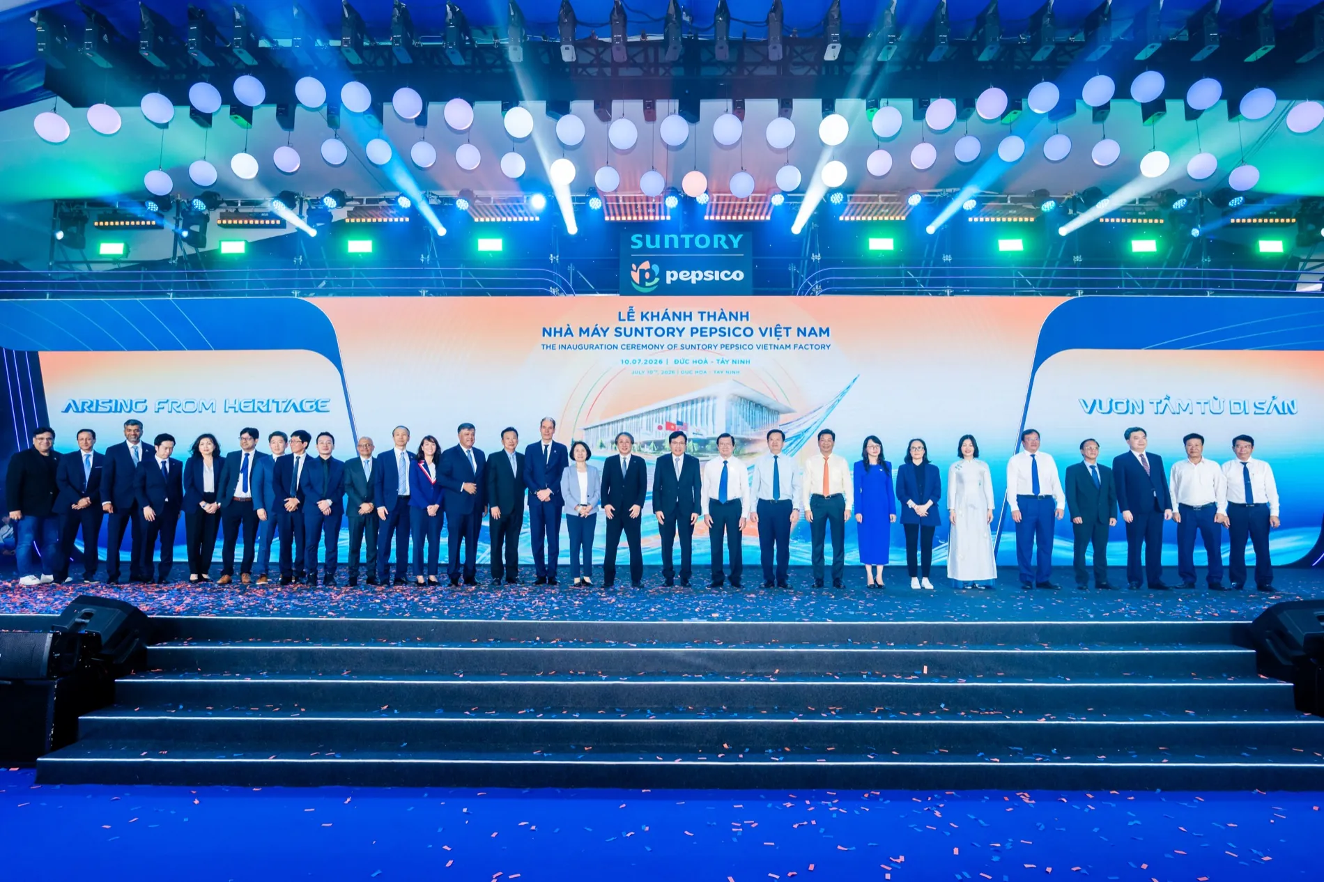 Lãnh đạo Suntory, PepsiCo và Suntory PepsiCo Việt Nam cùng các đại biểu trên sân khấu Lễ khánh thành Nhà máy Suntory PepsiCo Việt Nam