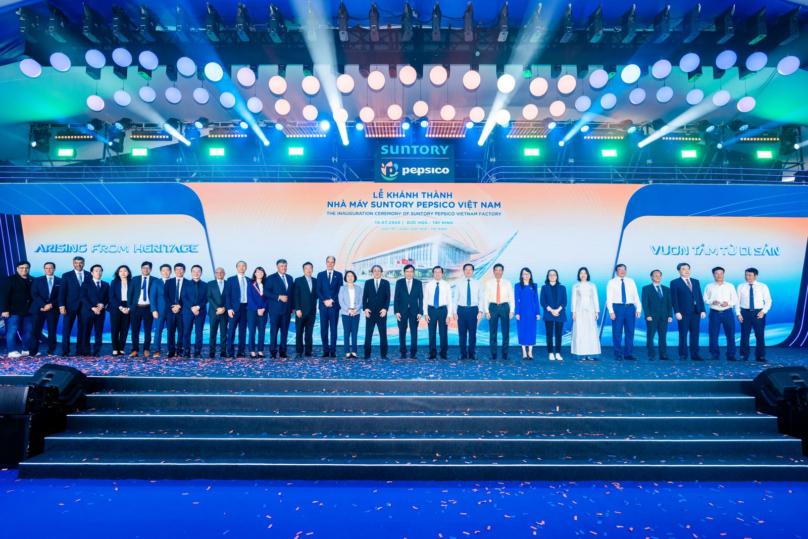Nghi thức khánh thành Nhà máy Suntory PepsiCo Long An trên sân khấu với pháo kim tuyến