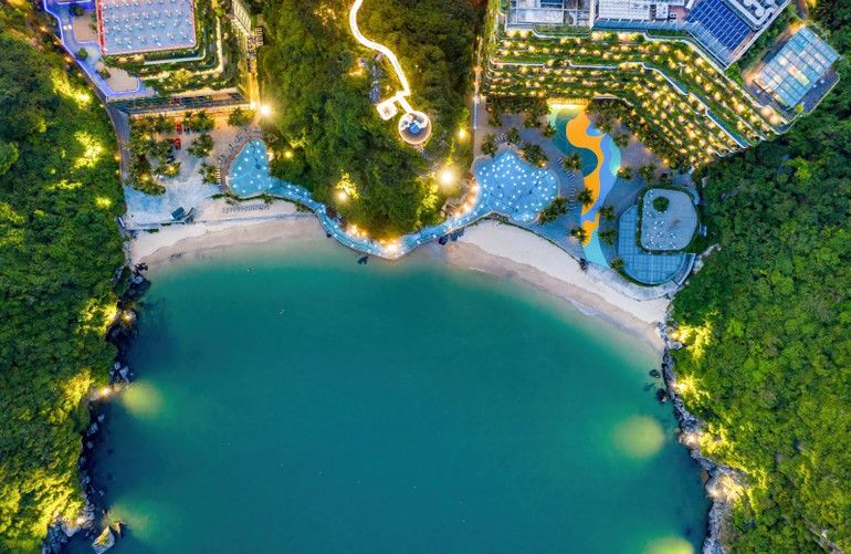 Bể bơi hình chữ S nương theo thế núi tại Flamingo Cát Bà Resorts.