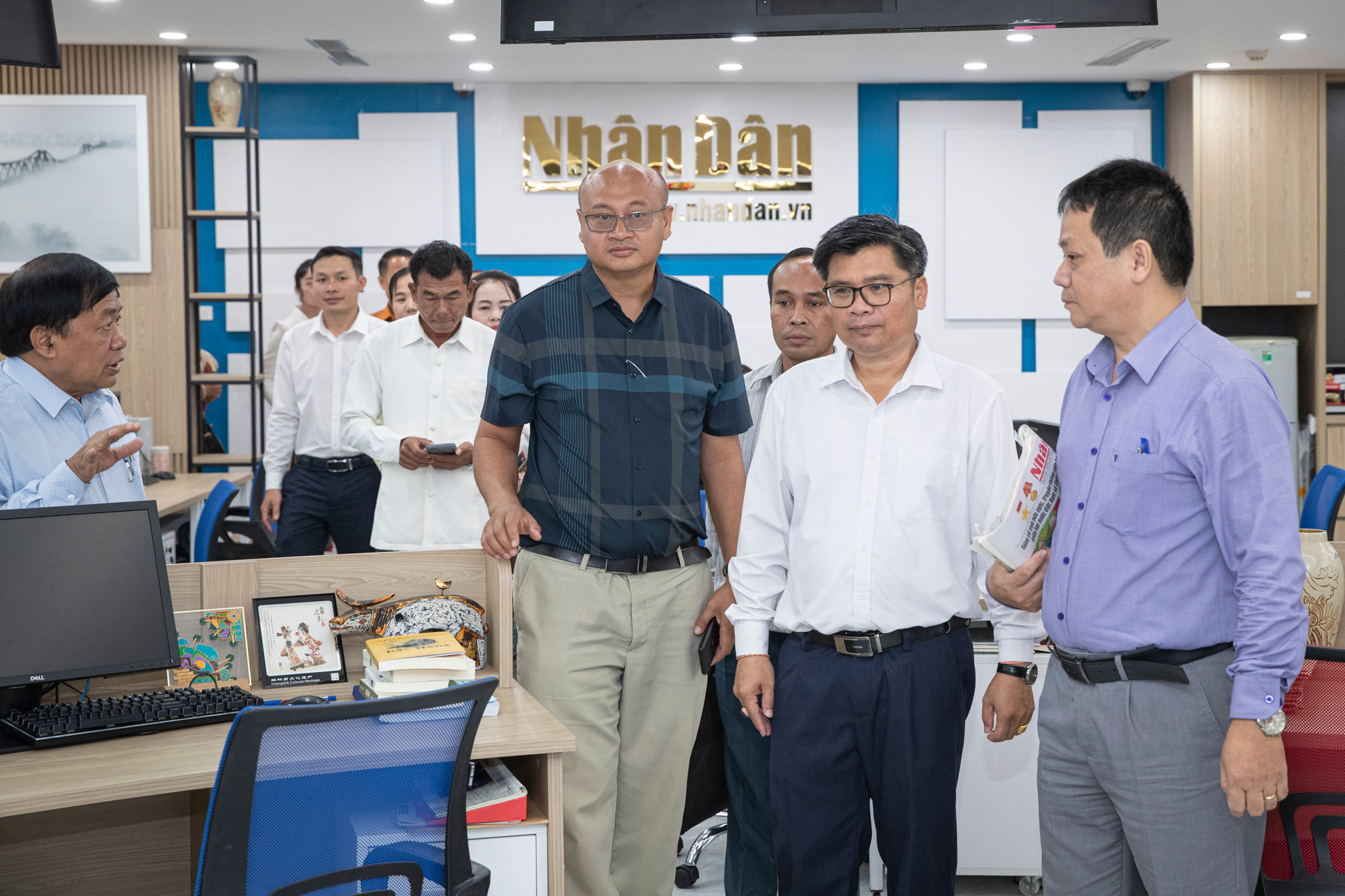 Đồng chí Phạm Song Hà và các thành viên trong đoàn cán bộ quản lý báo chí Lào tham quan mô hình Tòa soạn hội tụ Nhân Dân điện tử.