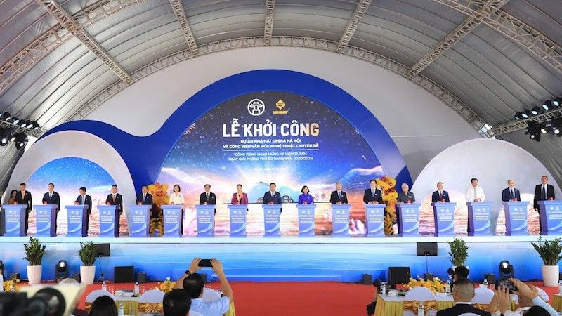 Các đại biểu thực hiện nghi thức khởi công dự án Nhà hát Opera Hà Nội và Công viên văn hóa nghệ thuật chuyên đề bên hồ Tây.