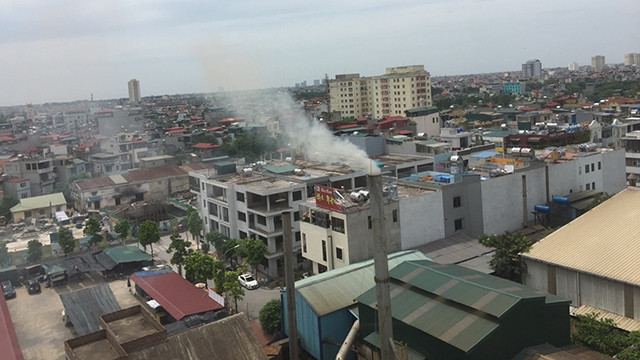 Cột xả khói Nhà máy Dệt kim Đông Xuân nằm giữa KĐT Vinhomes Times City và VinaHud - Cửu Long.