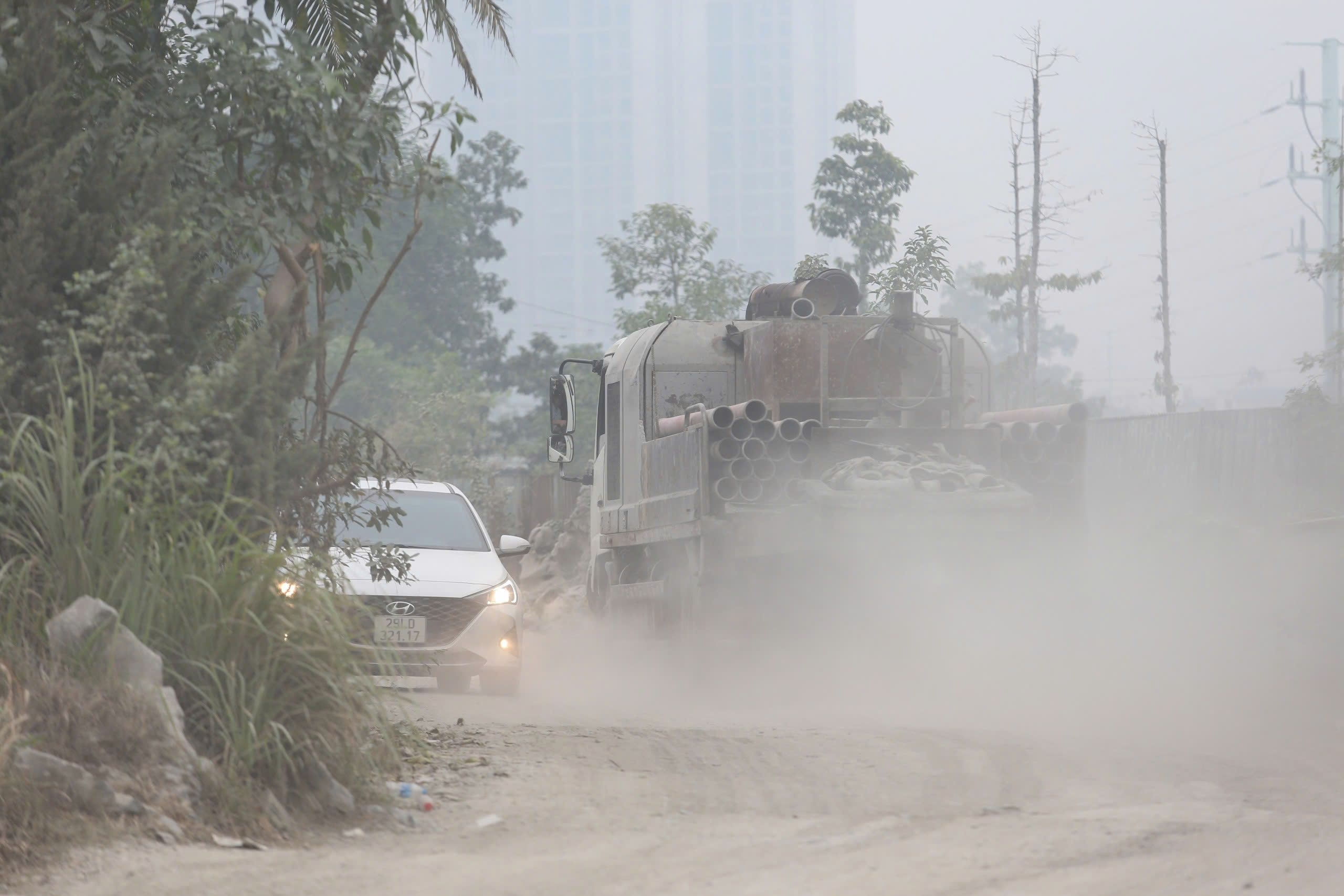 Sáng 24/7, nước ngập sâu khiến các phương tiện không thể đi qua, người dân buộc phải lội nước di chuyển ra ngoài.