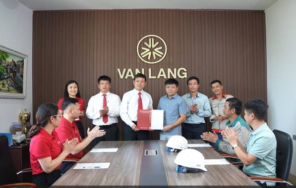 A group of people standing around a table

AI-generated content may be incorrect.