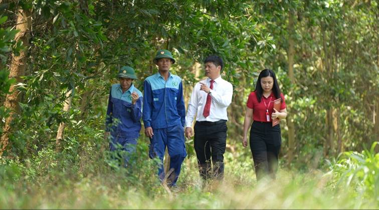 A group of people walking in the woods

AI-generated content may be incorrect.