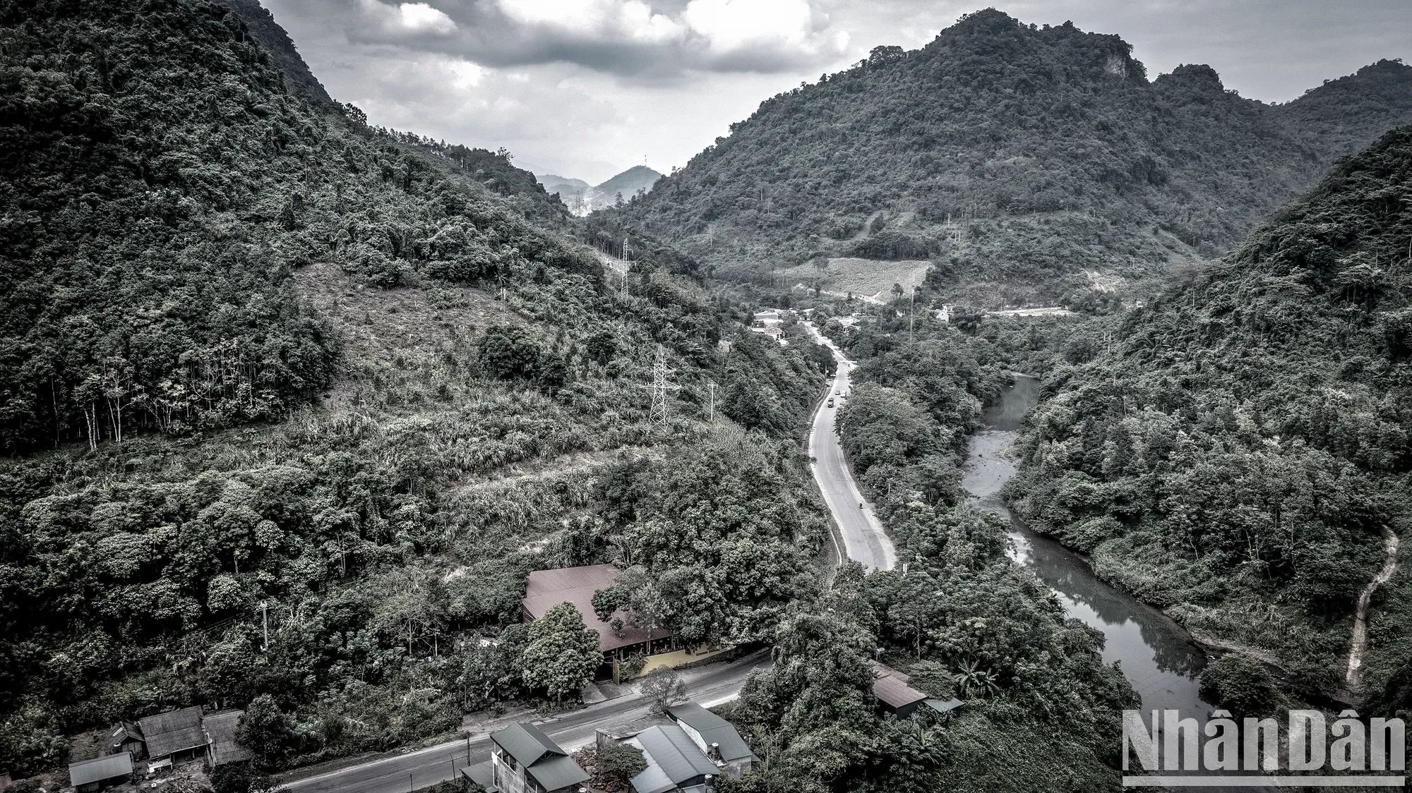 Người dân đi bộ trên phố giữa sương mù ở Bắc Kinh, thủ đô Trung Quốc. Ảnh: Tân Hoa xã