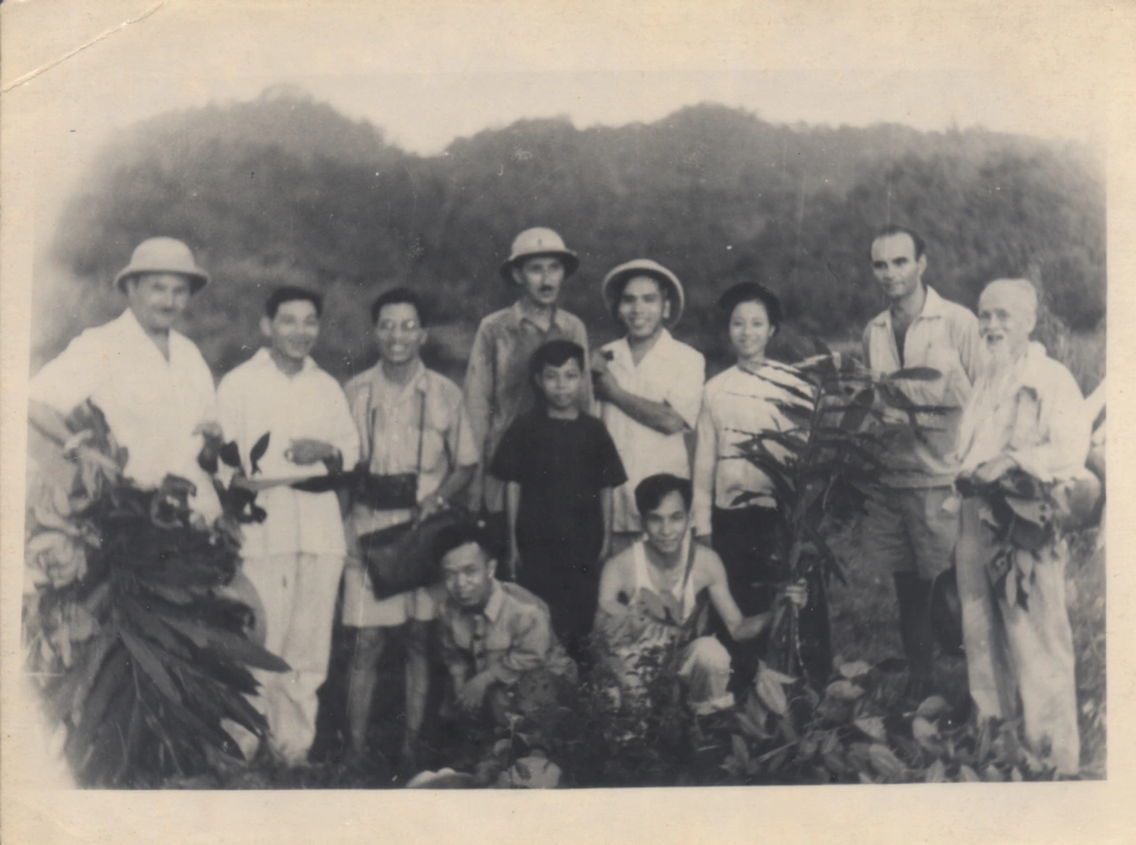 Dược sĩ Đỗ Tất Lợi trong quá trình đi tìm các cây thuốc quý ở Sapa năm 1959.