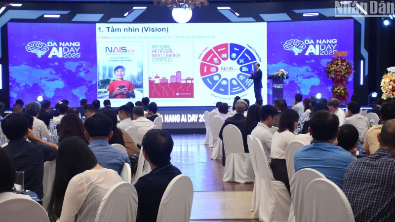 Nhiều chuyên gia hàng đầu trong lĩnh vực AI trực tiếp chia sẻ và hiến kế cho thành phố Đà Nẵng tại hội thảo. (Ảnh: ANH ĐÀO)