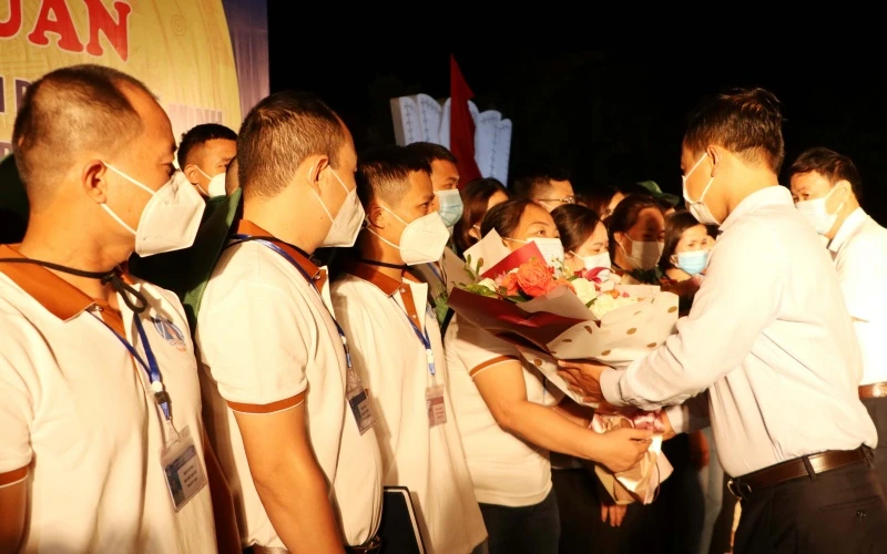 Các bác sĩ, nhân viên y tế của Lai Châu lên đường làm nhiệm vụ chống dịch.