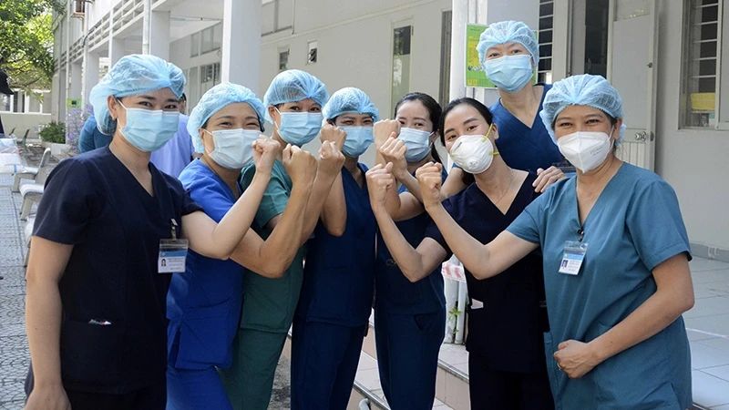 Ðoàn y, bác sĩ Bệnh viện C Ðà Nẵng lên đường chi viện tỉnh Bình Dương. (Ảnh: VĂN DŨNG)