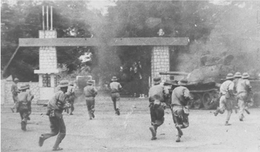 Quân Giải phóng đánh chiếm sở chỉ huy sư đoàn 23 ngụy trong trận Buôn Ma Thuột, tháng 3/1975. Ảnh tư liệu