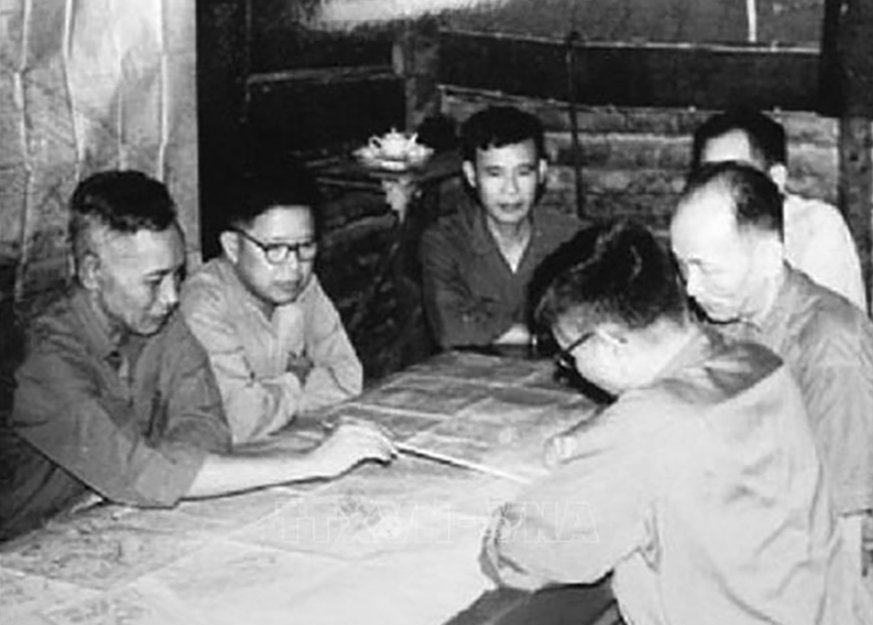 Đồng chí Lê Trọng Tấn (ngoài cùng bên trái) tại Sở Chỉ huy chiến dịch Quảng Trị năm 1972. (ảnh: TTXVN)