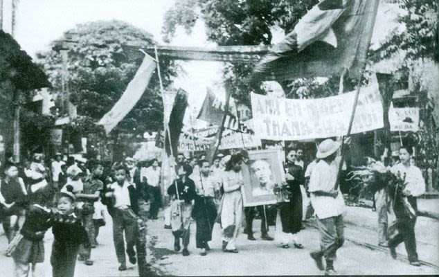 Trưng bày sách về Chủ tịch Hồ Chí Minh, về Đảng Cộng sản Việt Nam, công cuộc đổi mới và hội nhập quốc tế cũng như đất nước và con người Việt Nam tại Hội báo Avante.