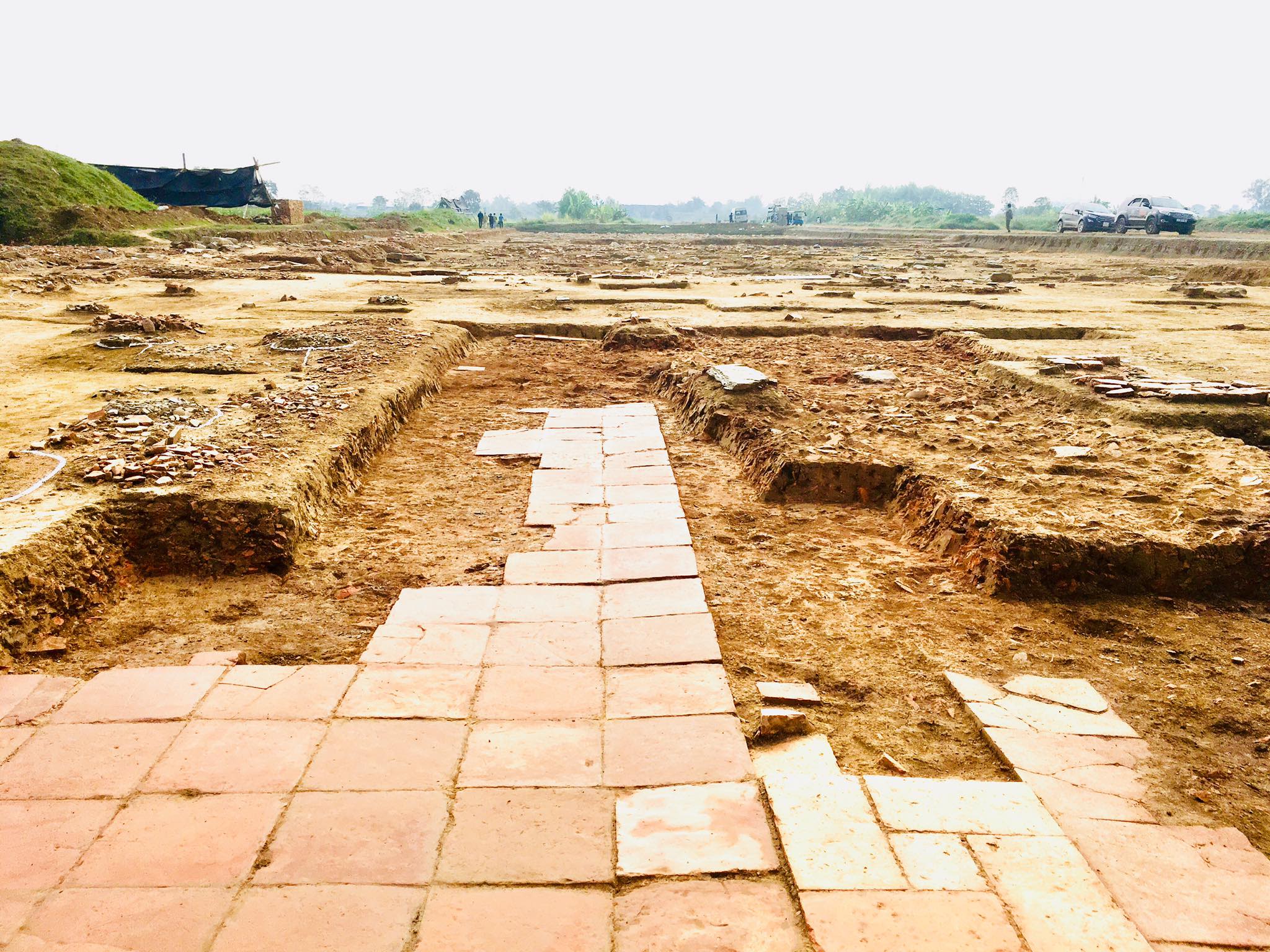 Dấu tích nền gạch tại Thành Nhà Hồ.