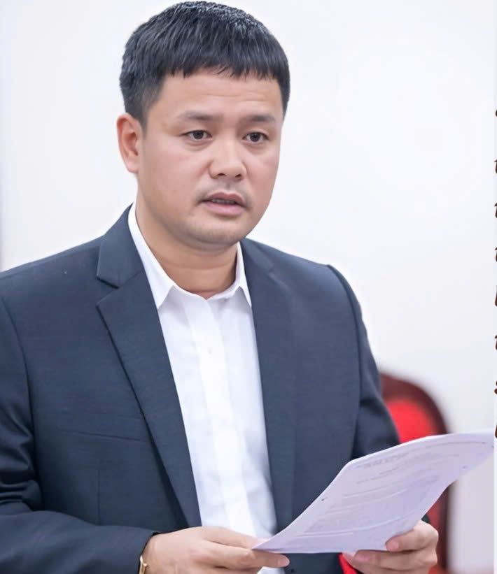 Image of palm trees and car