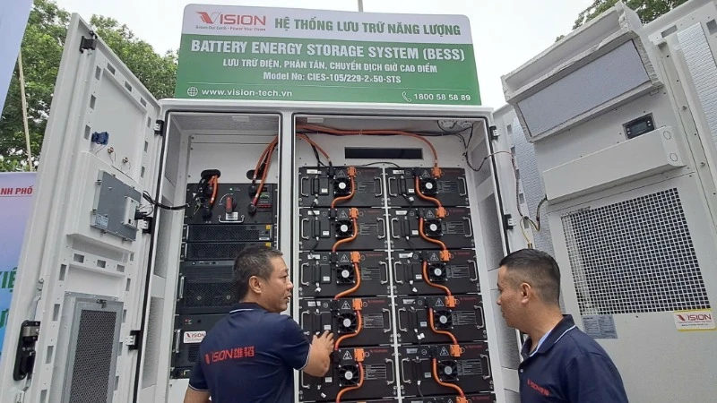 Doanh nghiệp giới thiệu các giải pháp tiết kiệm điện hiệu quả tại Lễ phát động. (ẢNH: NGUYÊN TRANG)