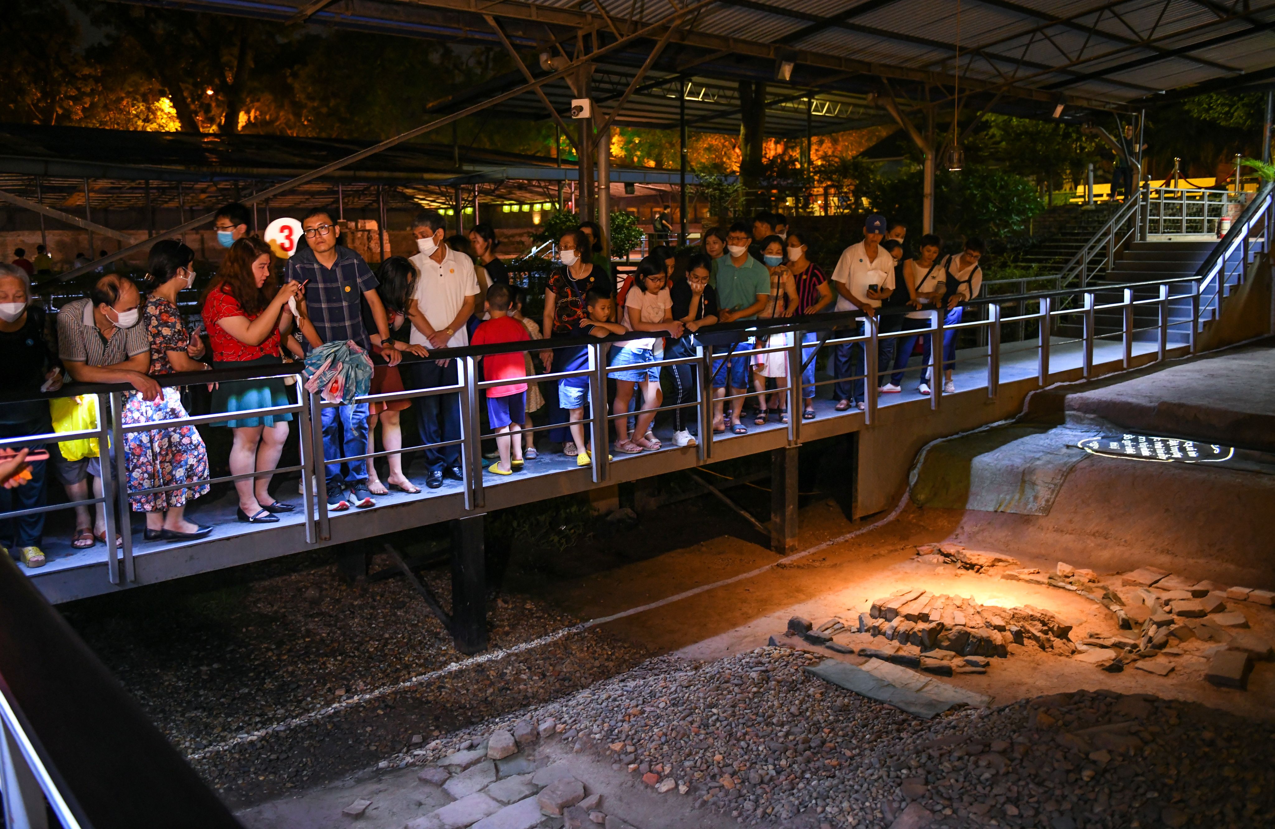 Kết thúc tour, du khách sẽ được tham gia trò chơi Giải mã Hoàng thành Thăng Long. Theo đó, một số hiện vật tiêu biểu của Hoàng thành sẽ được trình chiếu bằng laser để du khách tìm hiểu và giải đáp. Những chi tiết thú vị và gợi ý giải mã sẽ lần lượt được hé lộ trong suốt quá trình tham quan.