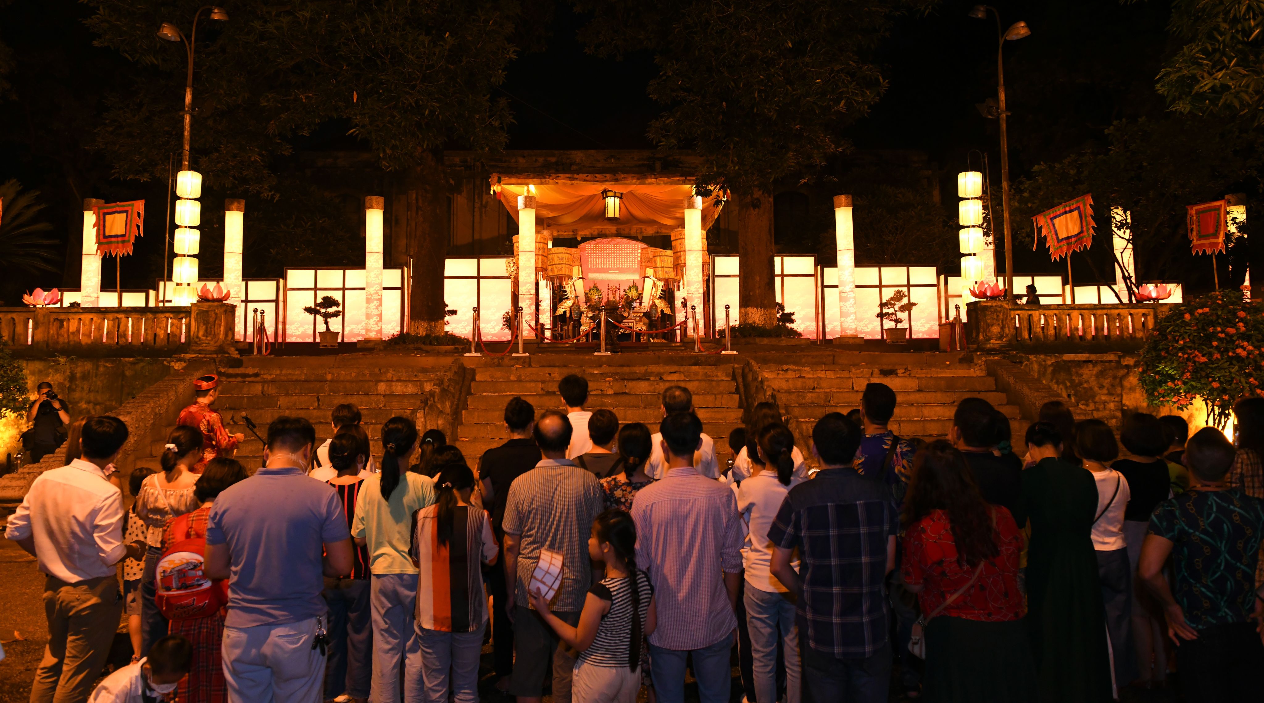 Điện Kính Thiên nằm tại vị trí trung tâm của khu di tích Hoàng Thành Thăng Long. Được biết, Điện xây dựng năm 1428, được coi là “một trong những tuyệt tác của kiến trúc An Nam”.